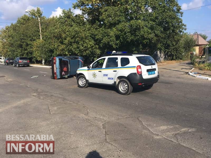 ДТП в Измаиле: на проспекте Суворова перевернулся автомобиль из свадебного кортежа