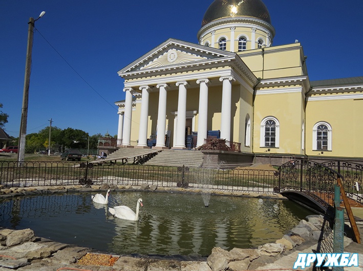 На месте свалки — пруд с лебедями: в Болграде на подворье Спасо-Преображенского собора обустраивают зону отдыха