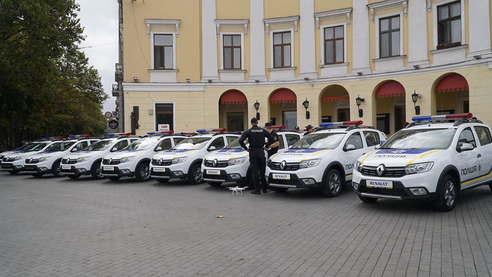 Полицейские бэтмены Одесчины получили крылья: Максим Степанов передал правоохранителям 77 новых автомобилей