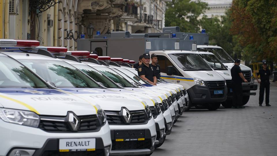 Полицейские «бэтмены» Одесчины получили «крылья»: Максим Степанов передал правоохранителям 77 новых автомобилей
