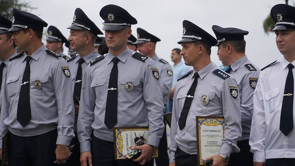 Полицейские бэтмены Одесчины получили крылья: Максим Степанов передал правоохранителям 77 новых автомобилей