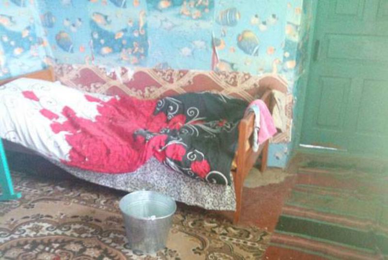 Дом без окон и дверей: в таких условиях проживает 4-летний ребенок в Измаильском районе с матерью-алкоголичкой.