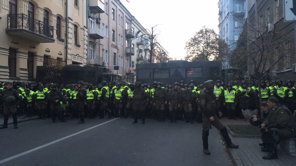 В Киеве между полицией и митингующими произошли стычки с использованием слезоточивого газа. Есть задержанные