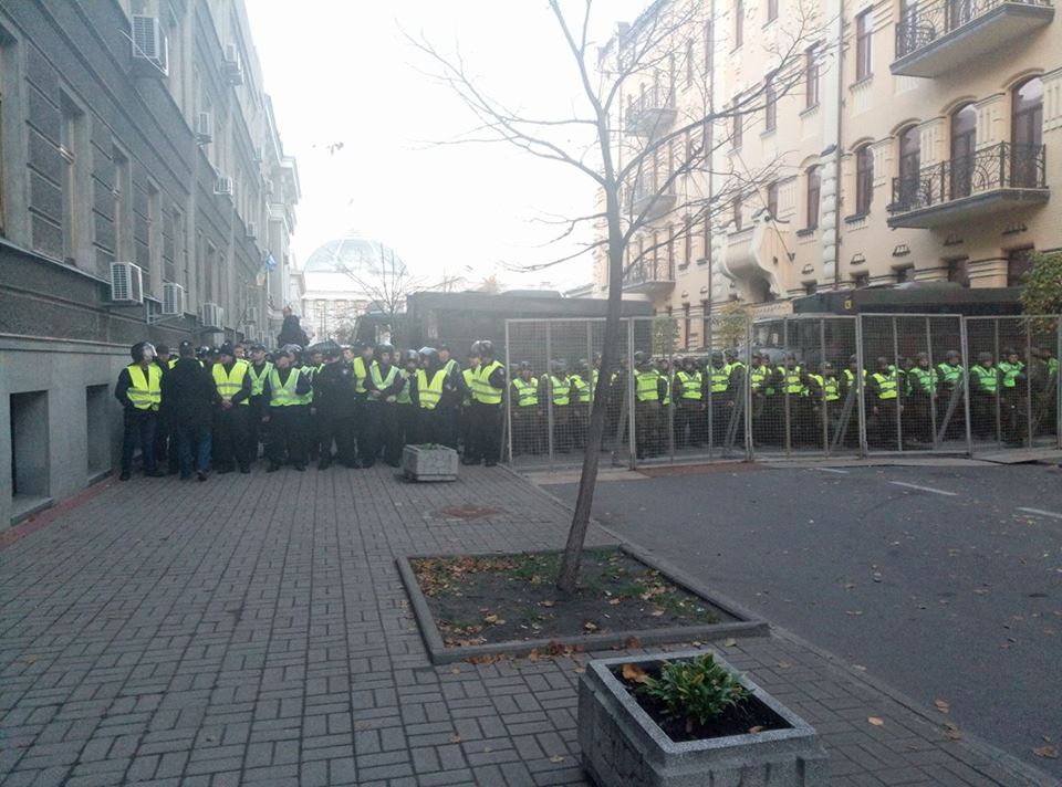 В Киеве между полицией и митингующими произошли стычки с использованием слезоточивого газа. Есть задержанные