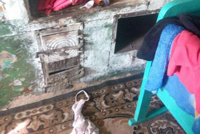 Дом без окон и дверей: в таких условиях в Измаильском районе с матерью-алкоголичкой проживает 4-летний ребенок