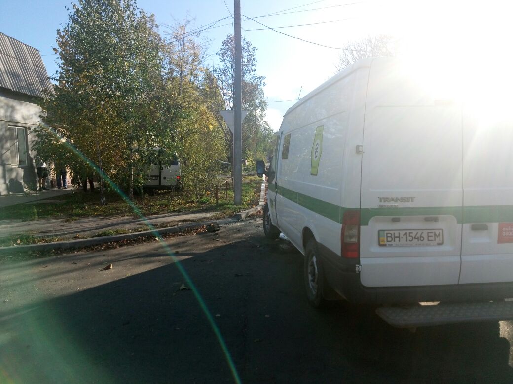 На улице Горького в серьезное ДТП попал инкассаторский автомобиль