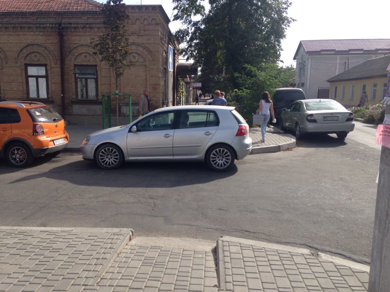 С молчаливого согласия дорожной полиции в Измаиле продолжают массово игнорировать правила парковки