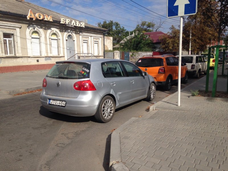 С молчаливого согласия дорожной полиции в Измаиле продолжают массово игнорировать правила парковки