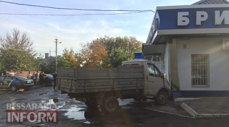 В Измаиле в результате ДТП два автомобиля влетели в продуктовый магазин