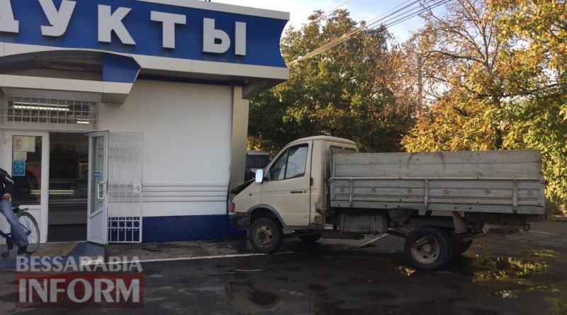 В Измаиле в результате ДТП два автомобиля влетели в продуктовый магазин