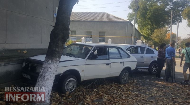 В Измаиле напротив ЦРБ два автомобиля врезались в жилой дом