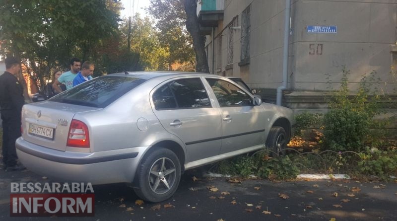 В Измаиле напротив ЦРБ два автомобиля врезались в жилой дом