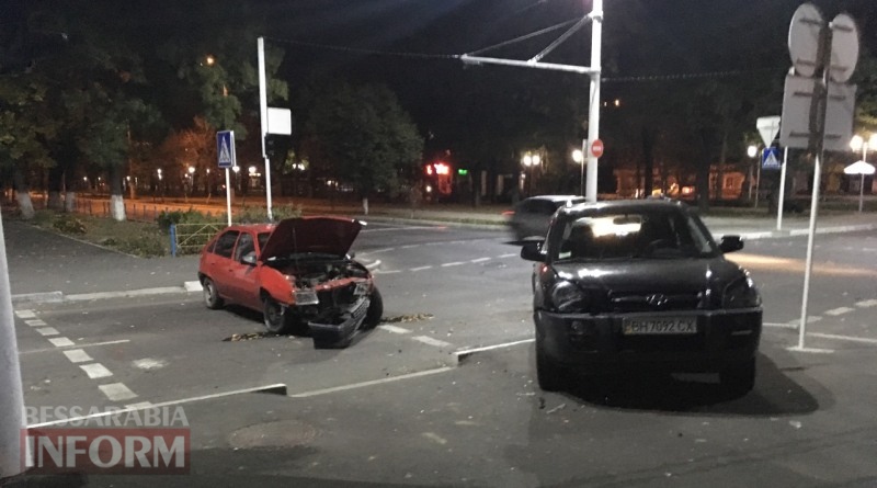 Вечер в Измаиле: Hyundai Tucson протаранил стоящий на светофоре Opel
