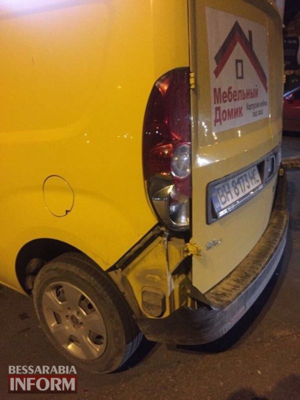 Измаил: на проспекте Суворова неизвестный врезался в припаркованное авто и сбежал