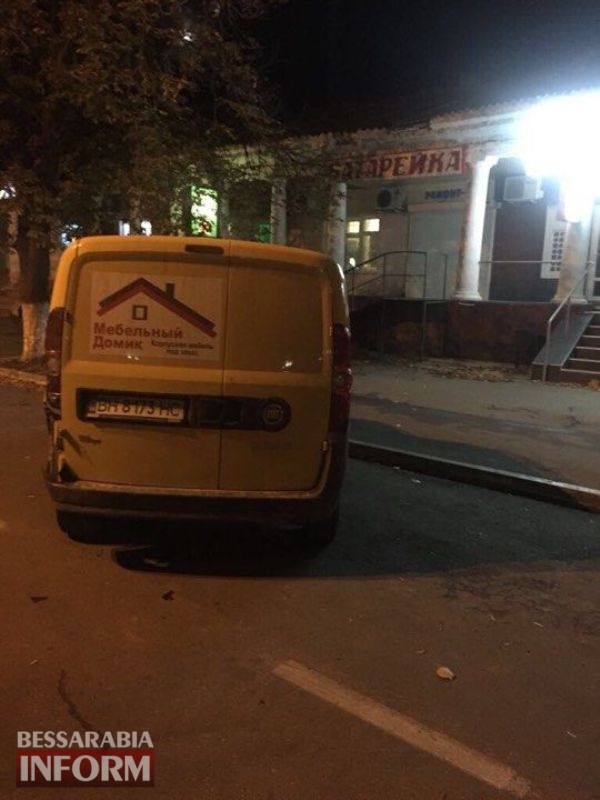Измаил: на проспекте Суворова неизвестный врезался в припаркованное авто и сбежал