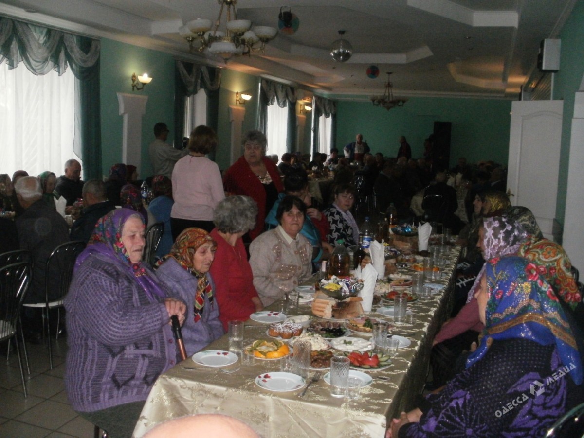 В шумном зале ресторана: в селе Саратского района для пожилых людей устроили шикарный праздник