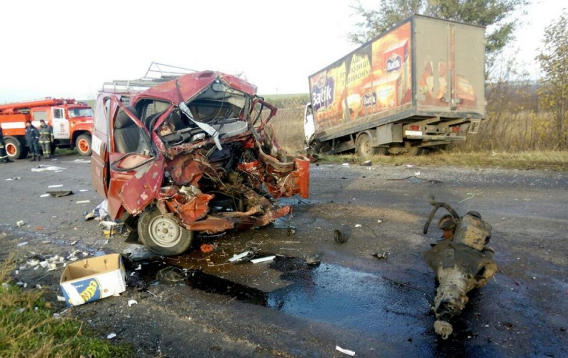 На трассе Одесса-Рени столкнулись три грузовика, погибшего водителя из автомобиля извлекали спасатели