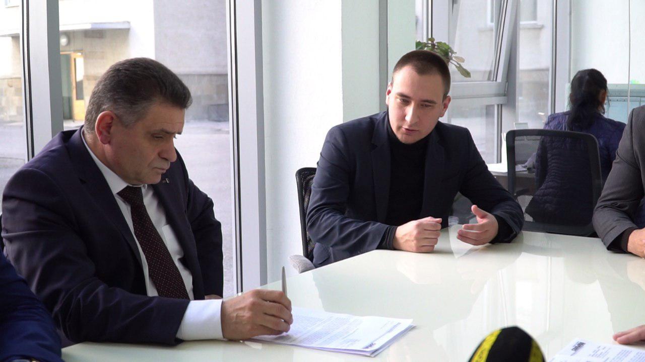 По поводу митинга под ООГА, Максим Степанов заявил, что предложения должны быть конструктивными.