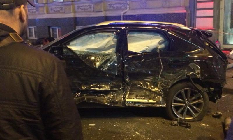 В Харькове 20-летняя студентка на Lexus влетела в толпу людей, пять человек погибло