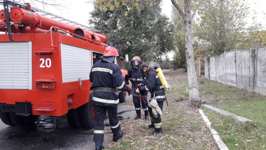 Измаильские спасатели отрабатывали с сотрудниками инфекционки действия в случае возникновения пожара