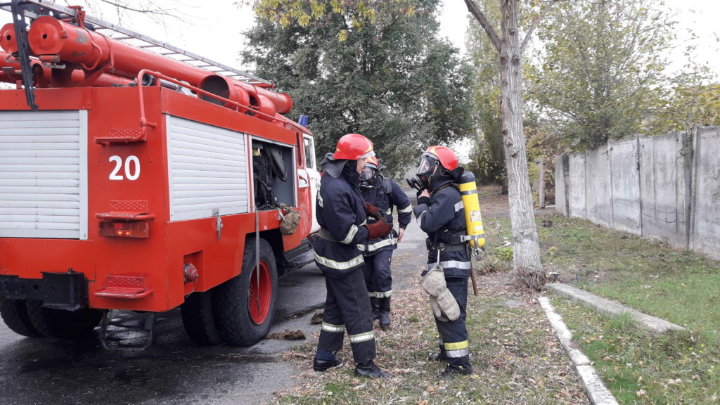 Измаильские спасатели отрабатывали с сотрудниками «инфекционки» действия в случае возникновения пожара