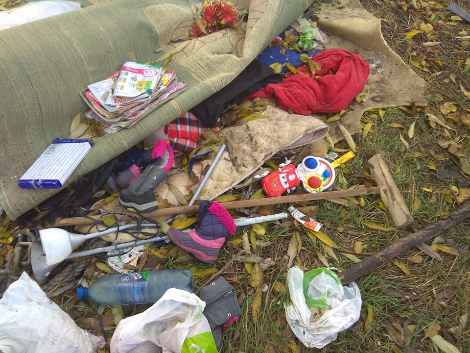 «Было скучно»: веселая мать с маленькими детьми сбежала из приюта и поселилась в палатке в поле под Одессой