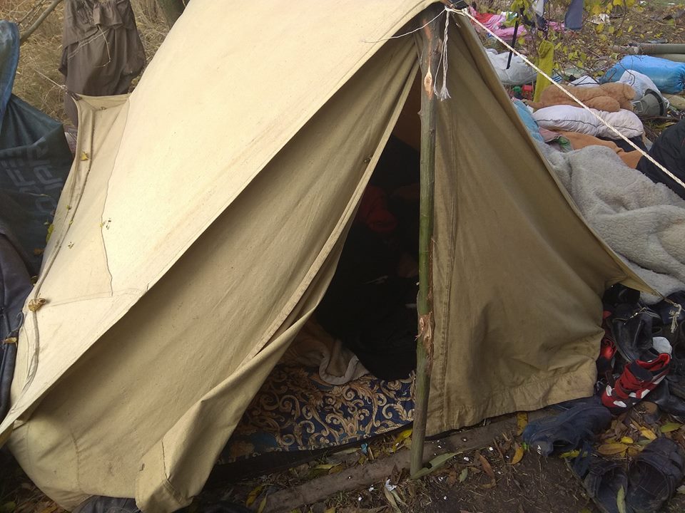 «Было скучно»: веселая мать с маленькими детьми сбежала из приюта и поселилась в палатке в поле под Одессой
