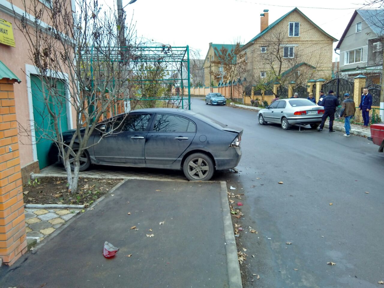Измаил: на улице Короленко VW протаранил припаркованный возле дома автомобиль