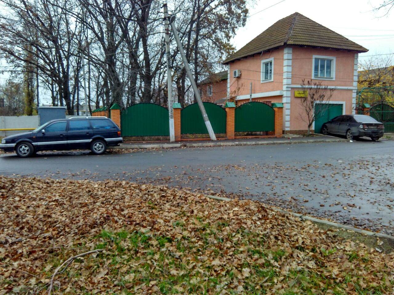 Измаил: на улице Короленко VW протаранил припаркованный возле дома автомобиль