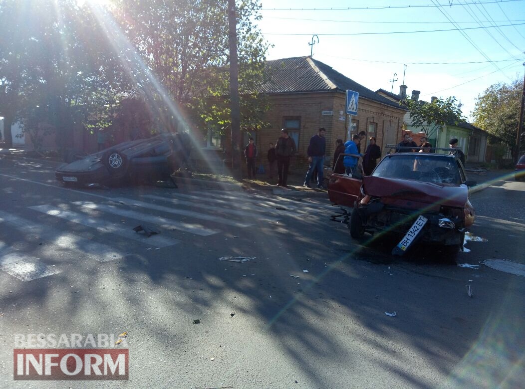 Измаил: в результате ДТП на Савицкого перевернулся автомобиль, есть пострадавшие
