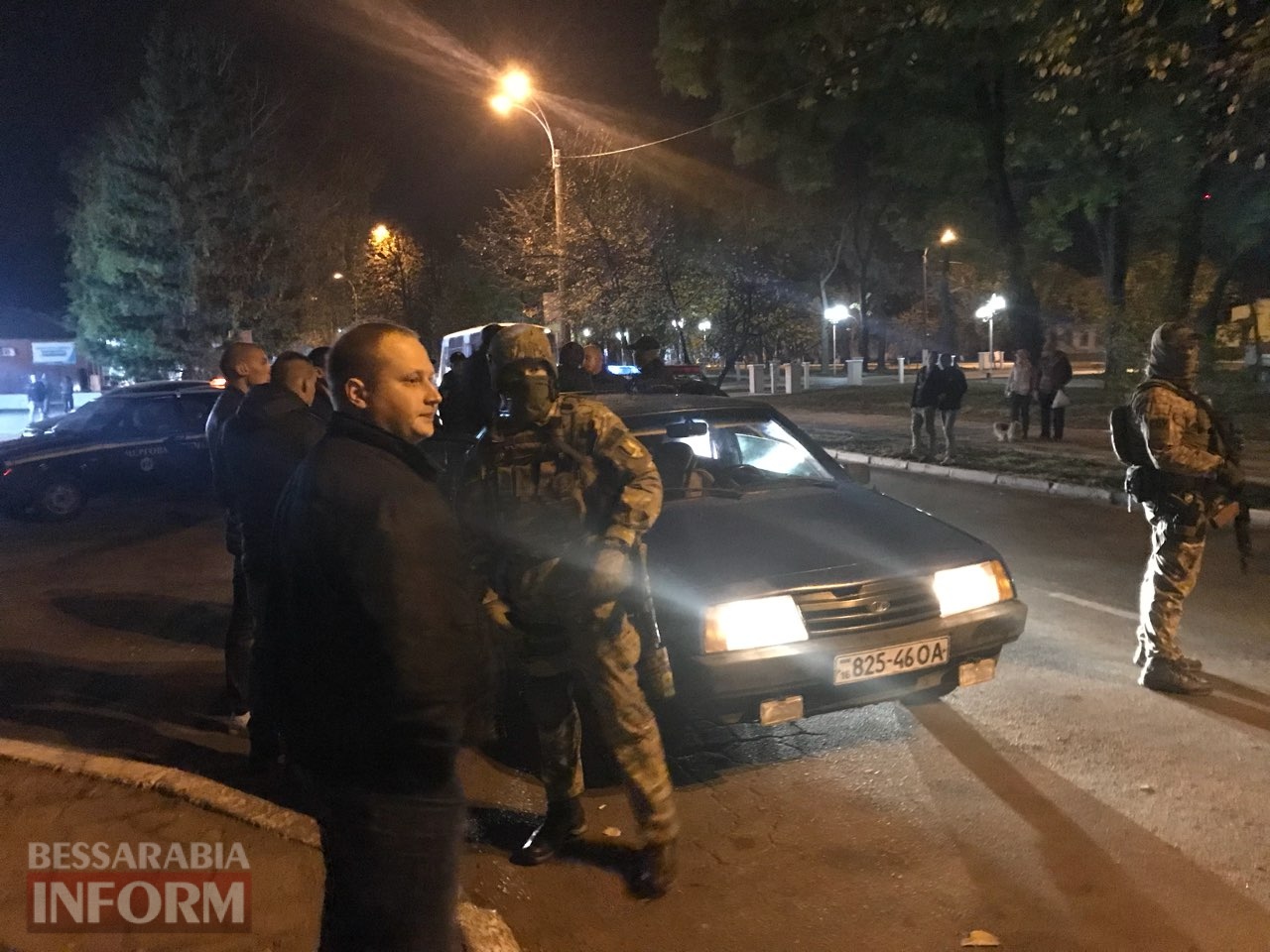 В центре Измаила спецназ СБУ "Альфа" проверяет автомобиль, в котором перевозили оружие