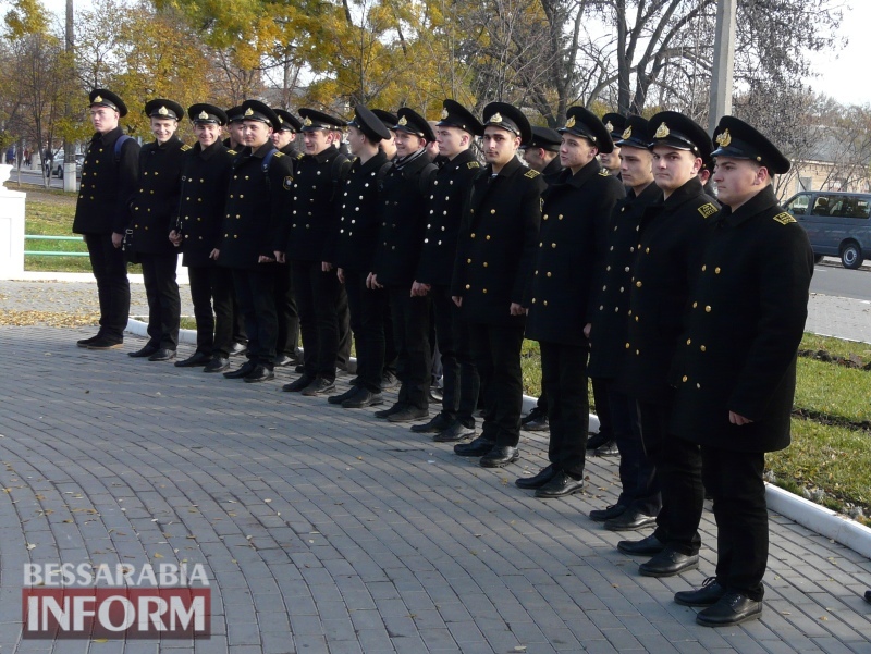 Четвертая годовщина начала Евромайдана: в Измаиле горожане несли цветы к памятнику Кобзарю