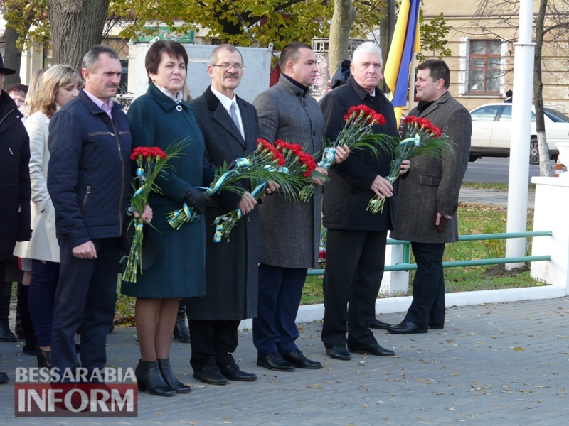 Четвертая годовщина начала Евромайдана: в Измаиле горожане несли цветы к памятнику Кобзарю
