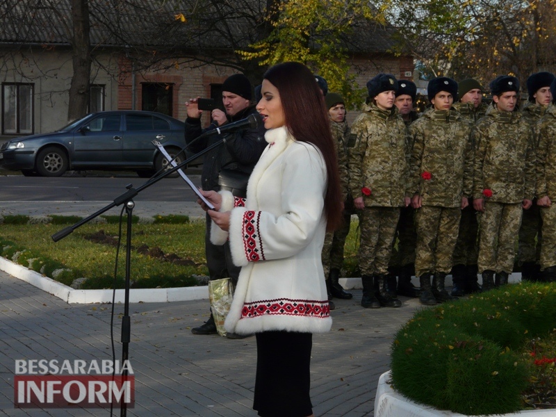 Четвертая годовщина начала Евромайдана: в Измаиле горожане несли цветы к памятнику Кобзарю