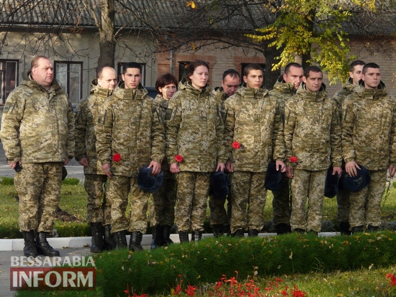 Четвертая годовщина начала Евромайдана: в Измаиле горожане несли цветы к памятнику Кобзарю