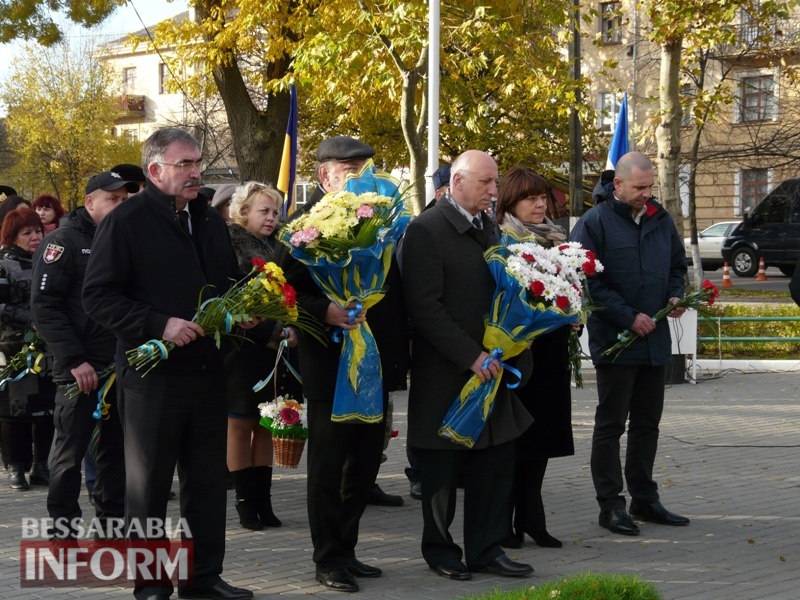 Четвертая годовщина начала Евромайдана: в Измаиле горожане несли цветы к памятнику Кобзарю