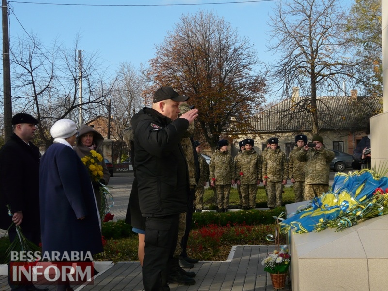 Четвертая годовщина начала Евромайдана: в Измаиле горожане несли цветы к памятнику Кобзарю