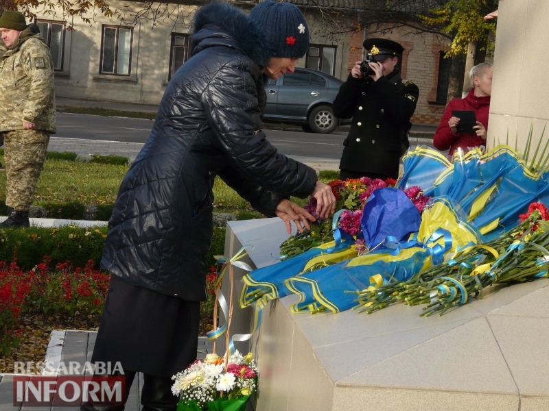 Четвертая годовщина начала Евромайдана: в Измаиле горожане несли цветы к памятнику Кобзарю