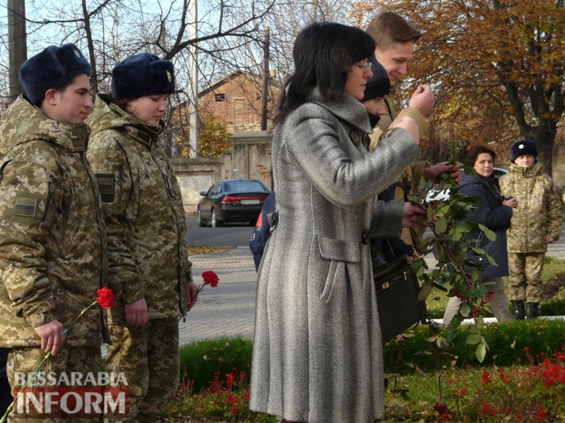 Четвертая годовщина начала Евромайдана: в Измаиле горожане несли цветы к памятнику Кобзарю