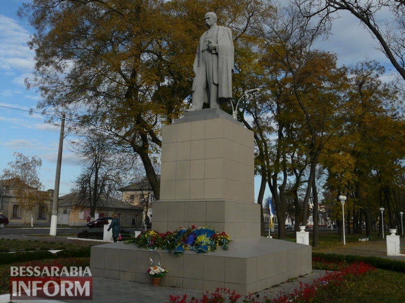 Четвертая годовщина начала Евромайдана: в Измаиле горожане несли цветы к памятнику Кобзарю