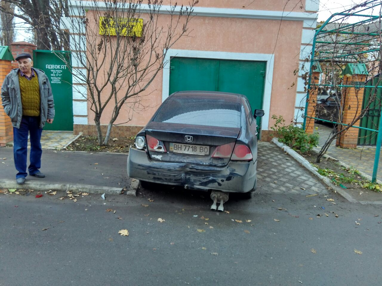 Измаил: на улице Короленко VW протаранил припаркованный возле дома.