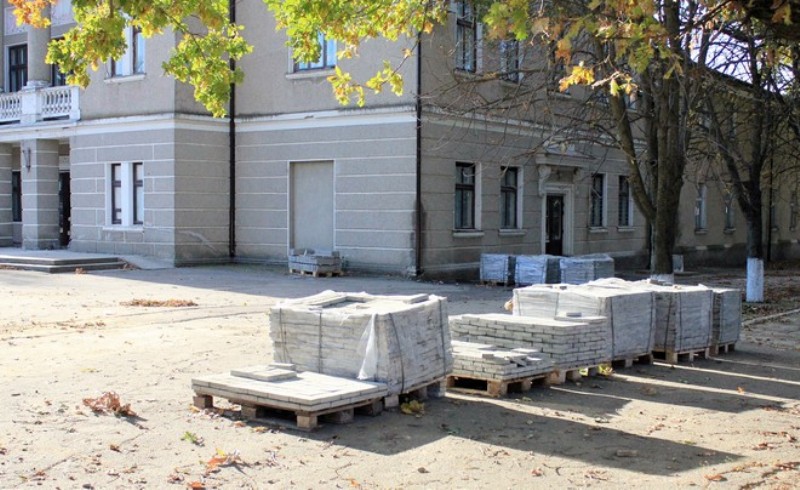 Измаильский р-н: в Каменке благоустраивают площадь перед Домом культуры и ремонтируют детсад