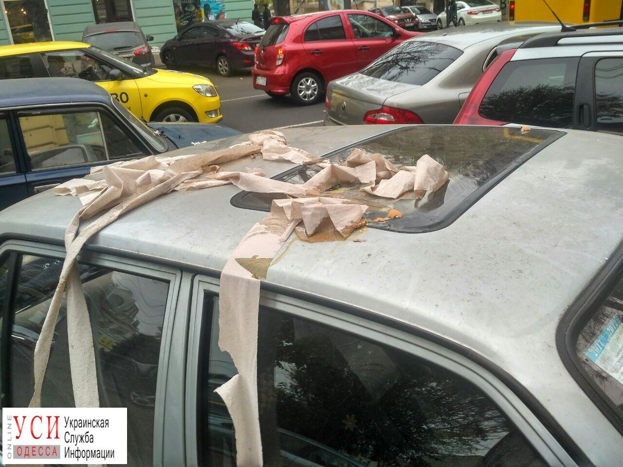 В Одессе неправильно припаркованный автомобиль забросали туалетной бумагой и яйцами.