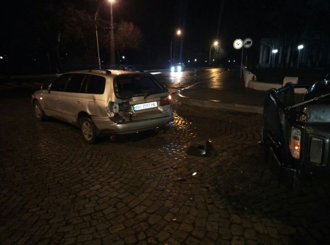 Мокрая брусчатка и несоблюдение дистанции стало причиной ночного ДТП в Измаиле
