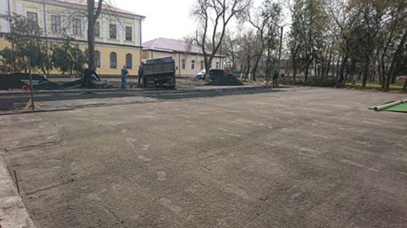 В Болграде футбольную площадку возле гимназии покрывают травой