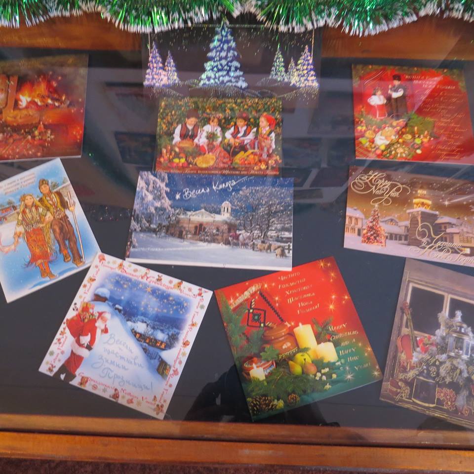 Ностальгия по новогодней сказке из детства: в Болграде открылась выставка старых поздравительных открыток