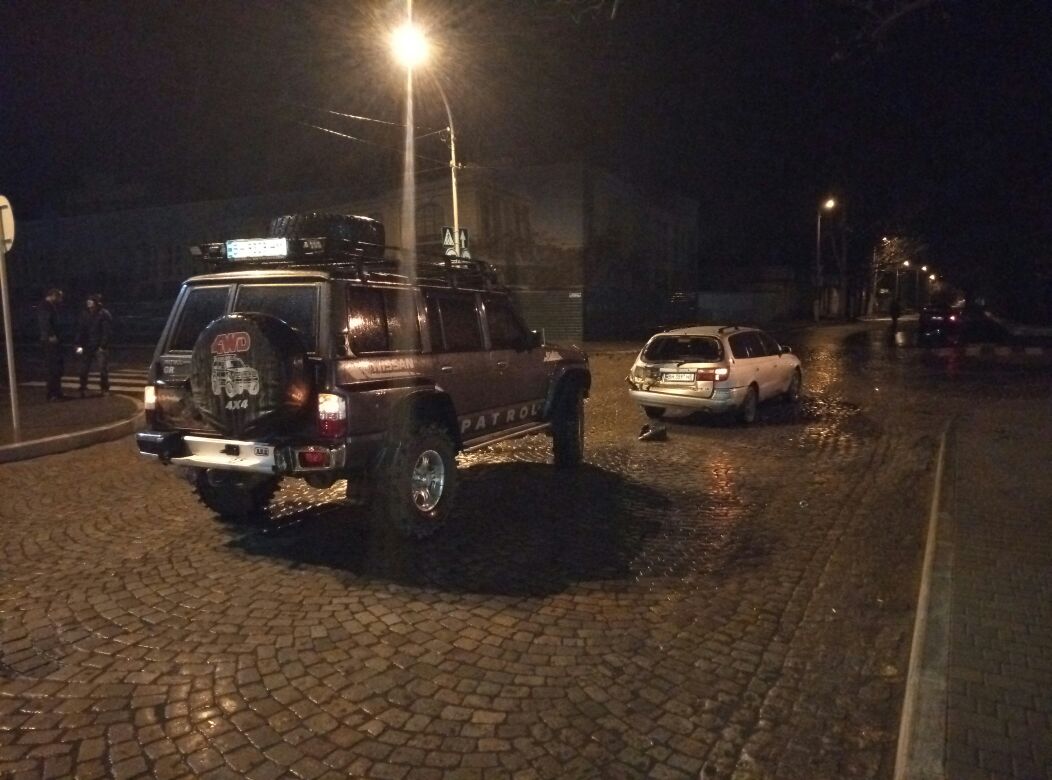 Мокрая брусчатка и несоблюдение дистанции стали причиной ночного ДТП в Измаиле.