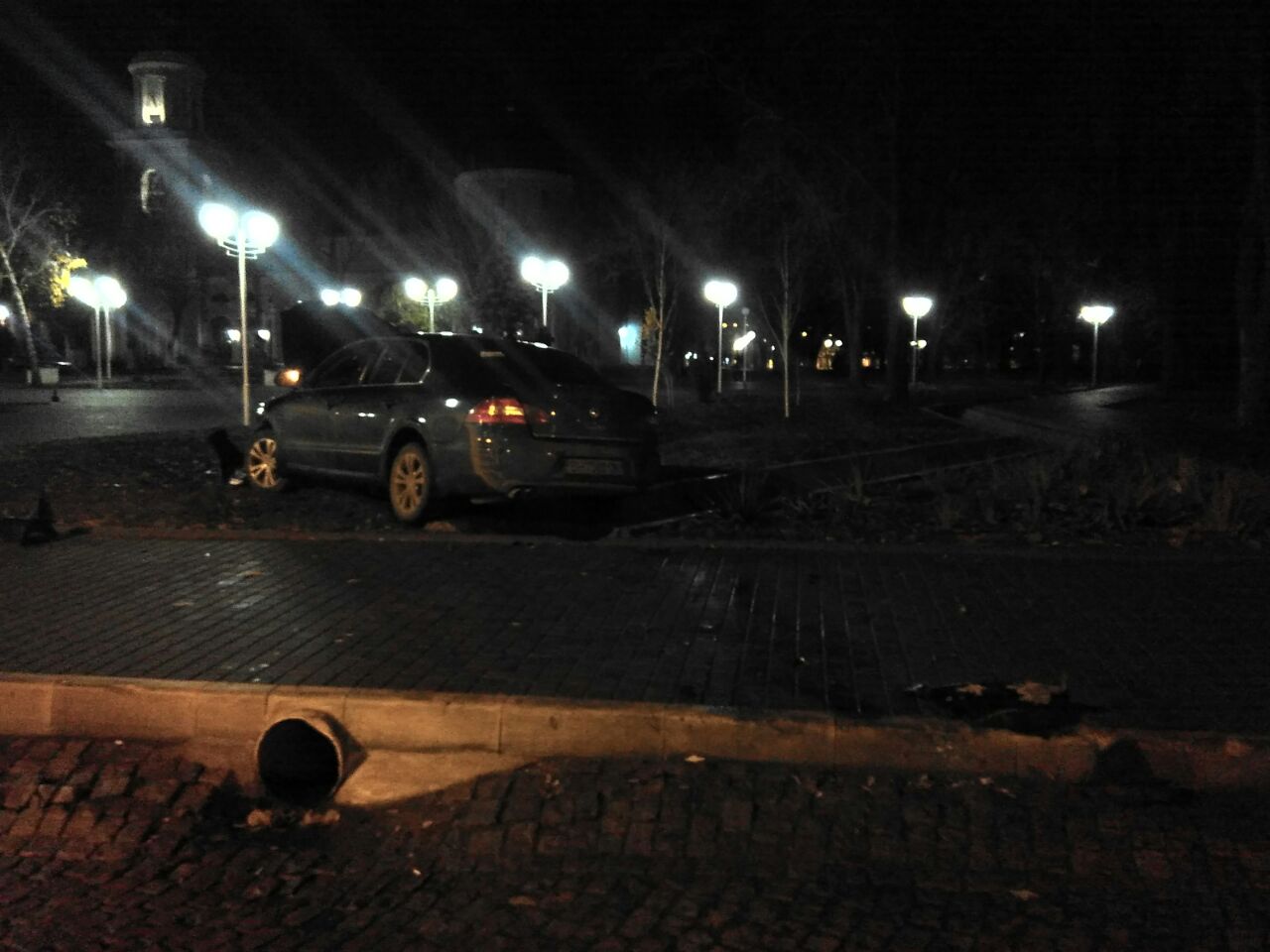 Ночью в Измаиле Skoda чуть не въехала в памятник Суворову