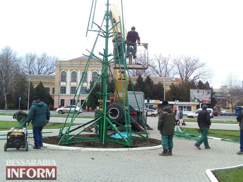 В Измаиле дан старт подготовке к Новому году: на главной городской площади устанавливают ёлку