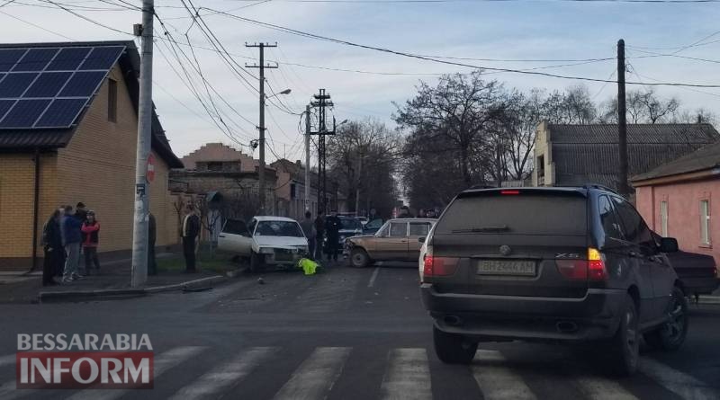 "Тройка" vs "Восьмерка": в Измаиле дорогу не поделили два ВАЗа